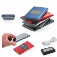 CCarregador portátil de indução com 8000mAh e indicadores led de bateria e indução. O carregador contém um detalhe circular emborrachado na área de indução, proporcionado mais segurança ao dispositivo conectado, evitando deslizamentos durante este modo de carga – o lado oposto da indução possui um ícone indutivo, porém é uma mera ilustração, esta área não gera carga. O carregador possui uma porta de saída USB com carga rápida e duas portas de entradas, Tipo-C e V8. Acompanha cabo USB.  Largura :  7,2 cm  Espessura :  2 cm  Comprimento :  13,6 cm