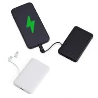 Power bank plástico de 5.000mAh com indicadores led de bateria e cabos acoplados: Tipo-C e V8. Acompanha cabo USB V8 e adaptador Lightning.