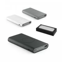 Bateria portátil em ABS com acabamento emborrachado que permite o carregamento do dispositivo por indução. Bateria de lítio com capacidade de 10.000 mAh e tempo de vida ? 500 ciclos. Com entrada/saída 5V/2.1A e potência de carregamento de 5W. Indicador de carga e portas USB, micro USB e USB tipo C. Incluso cabo USB / micro USB para carregar a bateria. Compatível com smartphones com tecnologia de carregamento sem fios. 