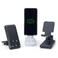 Power Bank de plástico de 10.000mAh é um carregador portátil que oferece múltiplas saídas para carregar dispositivos como celulares e tablets. Possui um suporte retrátil para segurar seu celular ou tablet durante o carregamento. Os indicadores LED mostram o nível da bateria, e a base antiderrapante garante estabilidade durante o uso. Além disso, o carregador já vem com os cabos tipo-C, lightning, V8 e USB acoplados, facilitando a conexão com diferentes dispositivos. Inclui também um cabo USB V8 e um adaptador lightning para maior compatibilidade. OBS.: As imagens exibidas neste site são ilustrativas e podem apresentar variações de tonalidade e intensidade em relação ao produto real.