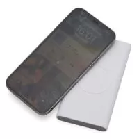 Ainda mais power na hora de carregar seus dispositivos! O nosso Power Bank possui 2 modos de funcionamento: via indução ou cabo. Com bateria de 8000mAh, este carregador contém um detalhe circular emborrachado na área de indução, proporcionado mais segurança ao dispositivo conectado, evitando deslizamentos durante este modo de carga. O carregador possui uma porta de saída USB com carga rápida e duas portas de entradas, Tipo-C e V8. Acompanha cabo USB.