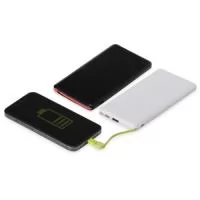 Carregador portátil plástico com 10.000mAh e indicador led de bateria. Possui entrada V8, acompanha cabo USB, adaptador lightning e adaptador tipo-C.
