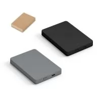 Bateria portátil de carregamento rápido em ABS 100% reciclado com acabamento em mate. A bateria leve em lítio e com design slim, tem uma capacidade de 10.000 mAh e tempo de vida ? 300 ciclos. Esta bateria portátil torna-se muito prática para o dia a dia uma vez que permite, através do seu magnetismo, prender atrás dos smartphones ou capas com este sistema. Possui entrada/saída USB-C e potência máxima de 15W para carregamento rápido sem fios. Compatível com smartphones com tecnologia de carregamento sem fios. Incluso cabo USB-C para carregamento rápido. Fornecido em caixa presente de papel kraft. 90 x 65 x 19 mm | Caixa: 76 x 91 x 23 mm
