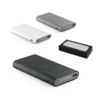 Bateria portátil em ABS com acabamento emborrachado e carregador wireless super rápido. Bateria de lítio com capacidade de 10.000 mAh e tempo de vida ? 500 ciclos. Os 15W de potência permitem carregamento super rápido dos dispositivos móvies. Indicador de carga, porta de entrada microUSB, porta de entrada/saída USB-C e porta de saída USB-A. Incluso cabo USB-C para carregar a bateria. Compatível com dispositivos móveis com tecnologia de carregamento sem fios. Fornecida em caixa presente. 135 x 75 x 20 mm | Caixa: 150 x 95 x 25 mm