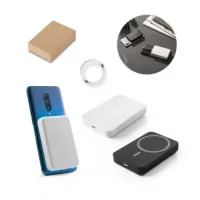 Bateria portátil em ABS 100% reciclado. Tem capacidade de 5.000 mAh e tempo de vida ? 300 ciclos. Esta bateria portátil torna-se muito prática para o dia a dia, uma vez que permite, através do seu magnetismo, prender-se atrás dos dispositivos móveis. Incluso grip magnético extra para ser colocado nos smartphones que não têm magnetismo. Possui entrada/saída USB-C e potência máxima de 15W para carregamento rápido sem fios. Compatível com smartphones com tecnologia de carregamento sem fios. Incluso cabo USB-C para carregamento rápido. Fornecido em caixa presente de papel kraft reciclado. 96 x 64 x 14 mm | Caixa: 90 x 18 x 97 mm