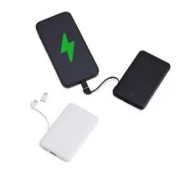 Power bank plástico de 5.000mAh com indicadores led de bateria e cabos acoplados: Tipo-C e V8. Acompanha cabo USB V8 e adaptador Lightning.