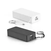 Bateria portátil em ABS. Bateria de lítio com capacidade de 4.000 mAh, tempo de vida ? 500 ciclos, uma porta USB-C de entrada e uma USB-A de saída. Incluso cabo USB-C para carregar a bateria. 100 x 55 x 25 mm