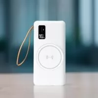 Power Bank em plástico com capacidade de 10.000mAh. Possui quatro cabos integrados com saídas para Lightning, USB-C, Micro-USB e USB, além de área de recarga por indução magnética para dispositivos compatíveis e lanterna de LED. Conta ainda com entradas USB-A e USB-C para recarga do próprio aparelho e alça de tecido sintético para transporte.