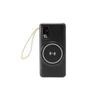 Power Bank em plástico com capacidade de 10.000mAh. Possui quatro cabos integrados com saídas para Lightning, USB-C, Micro-USB e USB, além de área de recarga por indução magnética para dispositivos compatíveis e lanterna de LED. Conta ainda com entradas USB-A e USB-C para recarga do próprio aparelho e alça de tecido sintético para transporte.