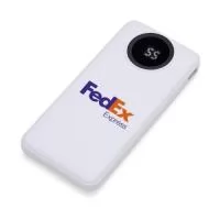 Carregador portátil de 10.000mah com display digital indicador de bateria, contém duas lanternas de led e quatro cabos de saída acoplados, sendo: saída lightning, saída tipo-c, saída v8 e saída usb. O carregador possui uma porta usb dupla (entrada e saída) com carga rápida e outras duas portas de entrada: v8 e tipo-c. Acompanha cabo usb.