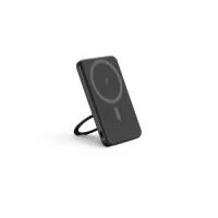 Bateria portátil magnética em ABS 100% reciclado, com carregador por indução (wireless) super-rápido. Esta bateria portátil, com um design slim, é prática e muito fácil de usar no dia a dia. Graças à capacidade magnética e carregamento sem fios, é fácil de fixar ao seu dispositivo móvel. A argola de suporte permite adaptar a posição para colocar o dispositivo móvel na vertical ou horizontal e ajustar a inclinação. Apresenta uma capacidade de 5.000 mAh ou 10.000mAh, duas portas de entrada/saída USB-C com carregamento rápido PD 20W e potência máxima de 15W para carregamento super-rápido sem fios. Compatível com dispositivos móveis com tecnologia de carregamento sem fios. Incluso um cabo de carregamento rápido de saída dupla USB-A/USB-C e um grip magnético extra para os smartphones que não têm a função magnética. Fornecida em caixa presente de papel kraft reciclado. Para mais variedades acesse royalgift.com.br