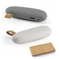 Bateria portátil em ABS. Bateria de lítio com capacidade de 2.000 mAh, tempo de vida ? 500 ciclos e com entrada USB-C e saída USB-A. Incluso cabo USB para carregar a bateria. Fornecida em caixa presente de papel kraft reciclado. 112 x 42 x 25 mm | Caixa: 173 x 96 x 30 mm