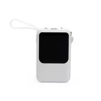 Carregador portátil em plástico, até 10.000mAh. Display de carga, quatro cabos (micro-USB, USB-C, Lightning, USB). Capacidade real 6.000mAh.