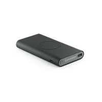Bateria portátil em ABS com acabamento emborrachado e carregador por indução (wireless) super-rápido. Bateria de lítio com capacidade de 10.000 mAh. Indicador de carga, entrada microUSB, USB-C e saída USB-A.