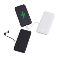 Power bank em plástico com capacidade de até 10.000mAh. Possui cabos com saídas USB-C e micro-USB e indicadores frontais em LED. Conta ainda com entrada USB e conexões micro-USB e USB-C dedicados à recarga do próprio carregador portátil. Acompanha cabo micro-USB. *Cores: branco e preto.