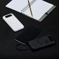  Carregador portátil com capacidade para até 10.000mAh. Conta com display digital que indica o percentual de bateria do próprio carregador, área para carregamento de dispositivos compatíveis com tecnologia de indução e quatro cabos com saídas micro-USB, USB-C, Lightning e USB-A. Dispõe ainda de entradas micro-USB e USB-C exclusivas para a recarga do próprio carregador.