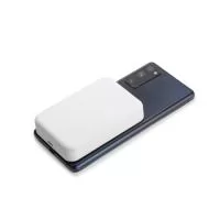 Power bank para carregamento de dispositivos compatíveis com a tecnologia de indução magnética, estrutura em plástico, entrada USB-C para alimentação e capacidade de até 10.000mAh.