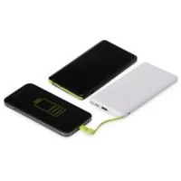 Carregador portátil plástico com 10.000mAh e indicador led de bateria. Possui entrada V8, acompanha cabo USB, adaptador lightning e adaptador tipo-C.