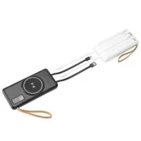 Power Bank em plástico com capacidade de 10.000mAh. Possui quatro cabos integrados com saídas para Lightning, USB-C, Micro-USB e USB, além de área de recarga por indução magnética para dispositivos compatíveis e lanterna de LED. Conta ainda com entradas USB-A e USB-C para recarga do próprio aparelho e alça de tecido sintético para transporte.