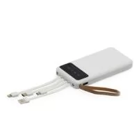 Carregador power bank de 10.000mAh com lanternas, múltiplas saídas e suporte para celular. Fabricado em plástico com display integrado, conta com quatro cabos de carregamento: Micro USB (V8), USB-C, Linghtining e USB, além de entradas Micro USB e USB dedicados somente para a recarga do próprio carregador. Com alça de couro sintético e um suporte funcional para celular, o power bank possui capacidade real de 6.000mAh para manter os dispositivos sempre carregados. Acompanha cabo USB-V8 para recarga do carregador.