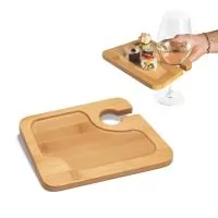 Prato em bambu com suporte para copo. Ideal para servir aperitivos. Fornecido em luva de cartão. Certificação EU Food Grade. A cor e o resultado da impressão nos materiais naturais pode variar entre produtos. 200 x 147 x 13 mm | Manga: 160 x 148 x 14