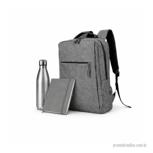press kit personalizados - Kit Onboarding (Boas Vindas e Integração) 880320 - Mochila confeccionada em poliéster resistente com compartimento interno. Possui alça para ombros ajustáveis, almofadadas e anatômicas. Um bolso lateral em malha. Compartimento frontal com zíper. Alça de mão. 884601 - Garrafa em aço inox 304 com capacidade de até 700 ml. Tampa rosqueável e anel de silicone para vedação. 880004 - Caderno A5 capa dura. 80 folhas pautadas. possui marcador de páginas e elástico para fechamento. Medidas: 210x140x20mm.