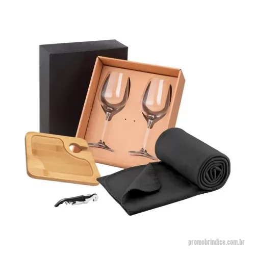 press kit personalizados - Kit Onboarding (Boas Vindas e Integração)  6121 - Caixa para presente com 02 taças de vidro para vinho 380ml. 94117 - Saca-rolhas em metal e PP com abridor de garrafas e canivete de sommelier. Espiral em aço inox. 121 x 20 x 12 mm. 93829 - Prato em bambu com suporte para copo. Prato ideal para servir aperitivos. 200 x 147 x 13 mm. 99051 - Manta em tecido polar (180 g/m²). 1450 x 950 mm.
