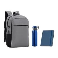 Kit Onboarding (Boas Vindas e Integração)  880320 Mochila em poliéster resistente, com compartimento interno, bolso frontal com zíper, bolso lateral em malha e alças ajustáveis e anatômicas. 884601 Garrafa em aço inox 304, com capacidade de até 700 ml, tampa rosqueável e anel de silicone para vedação. 880004 Caderno A5 de capa dura, com 80 folhas pautadas, marcador de páginas e elástico para fechamento.
