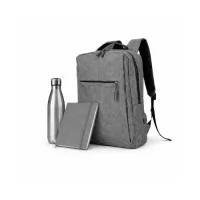 Kit Onboarding (Boas Vindas e Integração) 880320 - Mochila confeccionada em poliéster resistente com compartimento interno. Possui alça para ombros ajustáveis, almofadadas e anatômicas. Um bolso lateral em malha. Compartimento frontal com zíper. Alça de mão. 884601 - Garrafa em aço inox 304 com capacidade de até 700 ml. Tampa rosqueável e anel de silicone para vedação. 880004 - Caderno A5 capa dura. 80 folhas pautadas. possui marcador de páginas e elástico para fechamento. Medidas: 210x140x20mm.