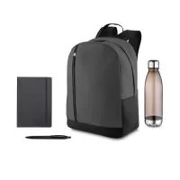 Kit Onboarding (Boas Vindas e Integração) 880270 - Mochila confeccionada em poliéster resistente com compartimento interno. Possui alça para ombros ajustáveis, almofadadas e anatômicas. Um bolso lateral em malha. Compartimento frontal com zíper. Alça de mão. 884500 - Garrafa plástica com capacidade de até 700 ml. Tampa rosqueável com anel de silicone para vedação, base em metal. 303005 - Caderno de anotações A5 capa dura em material sintético. Possui elástico para fechamento e 80 folhas na cor bege. 881303 - Caneta plástica esferográfica retrátil escrita em azul. Preço promocional acima de 100 peças.