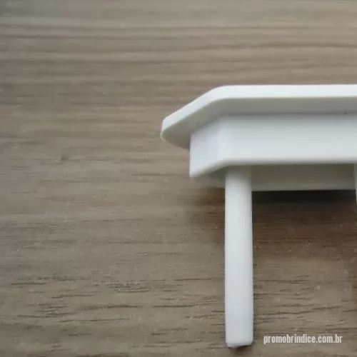 Protetor de tomada personalizado - Peça moldada  pelo processo de injeção para ser  utilizada para proteger as tomadas residenciais padrão ABNT.O produto é muito utilizado como brinde nos setores de Manutenção elétrica,Casa e Reforma pode ser personalizado com o logo do cliente. A personalização é realizada com utilização de “Promotor de Aderência” para que a impressão não se solte.  É realizada pelo processo de Tampografia também com tintas atóxicas livres de metais pesados. O produto é reciclável em processos convencionais.