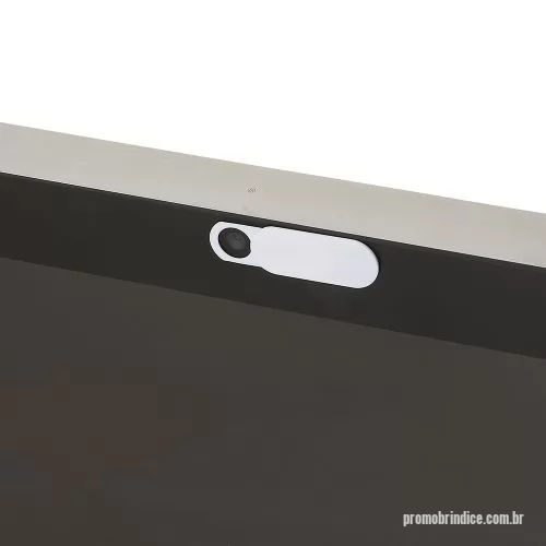 protetor de webcam personalizado - Detalhes:  Proteção que bloqueia a visão da câmera de notebooks, quando desejado. Ela é feita em PP rígido e está disponível em duas cores: preta e branca.
