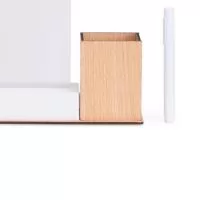 Moderno e funcional, este quadro de mensagens em LED é ideal para anotações e comunicações dinâmicas. Possui estrutura plástica com base em MDF e porta-caneta integrado, fazendo com que seja estável e prático para o dia a dia. Funciona via conexão USB (fonte não inclusa) ou com 3 pilhas AAA, tornando seu uso versátil. Acompanha caneta plástica com carga de giz líquido, permitindo escritas nítidas e fáceis de apagar com pano ou papel.