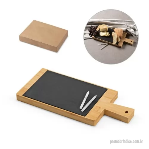 Quadro personalizado - Quadro em bambu com ardósia e 2 gizes inclusos. Contém pega incorporada para facilitar o transporte. Fornecido em caixa presente de papel kraft reciclado. A cor e o resultado da impressão nos materiais naturais pode variar entre produtos.