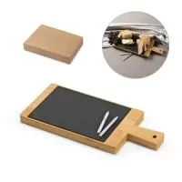 Quadro em bambu com ardósia e 2 gizes inclusos. Contém pega incorporada para facilitar o transporte. Fornecido em caixa presente de papel kraft reciclado. A cor e o resultado da impressão nos materiais naturais pode variar entre produtos.