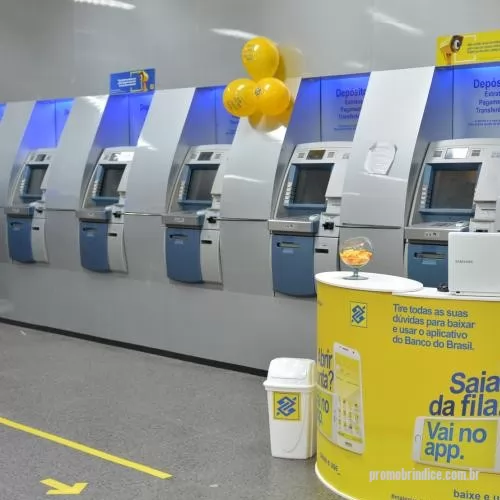 Quiosque personalizado - ltura 90 cm | largura 215 cm | profundidade 80 cm | peso: 28 kg mídia: impressão adesivada em chapa de PS | fixada com fita de velcro incluso no valor: estrutura | comunicação visual | bolsa de nylon.  