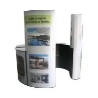 inclui: estrutura | comunicação visual | 2 cases rígidos de plástico com rodízios. altura 90 cm | largura 200 cm | profundidade 200 cm | peso: 60 kg mídia: impressão direta em chapa de PS | fixada com fita de velcro embalagem: 2 volumes 90 x 45 x 45 cm