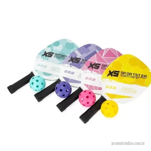Raquete de tênis personalizado - Raquete de tênis Personalizado 09166 com sua logomarca. 20 anos ajudando a cotar Brindes Promocionais com várias empresas num único clique. Kit Pickleball composto por 2 raquetes de madeira (sendo uma face personalizada e outra lisa), além de grip composto em fibras de carbono e vidro. Acompanha 1 bola plástica com 26 furos e um saco telado para transporte.  Altura :  48 cm  Largura :  23 cm  Espessura :  7,2cm  Medidas aproximadas para gravação (CxL):  18 cm x 18 cm  Tamanho total aproximado  (CxL):  Kit na embalagem - 48 cm x 23 cm  Peso aproximado (g):  517Kit Pickleball composto por 2 raquetes de madeira (sendo uma face personalizada e outra lisa), além de grip composto em fibras de carbono e vidro. Acompanha 1 bola plástica com 26 furos e um saco telado para transporte.  Altura :  48 cm  Largura :  23 cm  Espessura :  7,2cm  Medidas aproximadas para gravação (CxL):  18 cm x 18 cm  Tamanho total aproximado  (CxL):  Kit na embalagem - 48 cm x 23 cm  Peso aproximado (g):  517Raquete de tênis Personalizado, 179021, Ajm Brindes. Clique e Cote no Portal PromoBríndice!