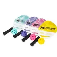 Kit Pickleball composto por 2 raquetes de madeira (sendo uma face personalizada e outra lisa), além de grip composto em fibras de carbono e vidro. Acompanha 1 bola plástica com 26 furos e um saco telado para transporte.  Altura :  48 cm  Largura :  23 cm  Espessura :  7,2cm  Medidas aproximadas para gravação (CxL):  18 cm x 18 cm  Tamanho total aproximado  (CxL):  Kit na embalagem - 48 cm x 23 cm  Peso aproximado (g):  517