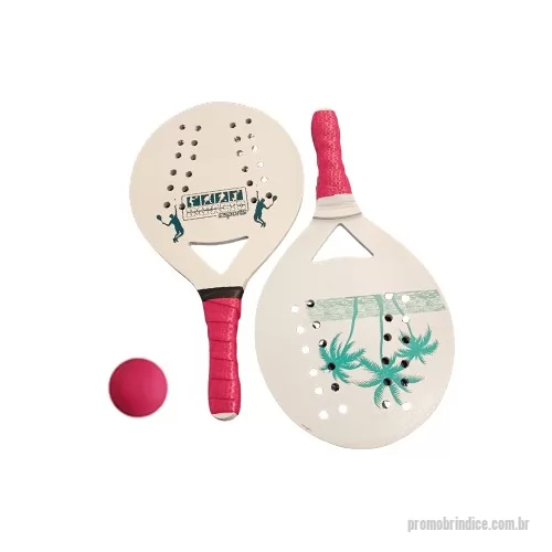 Raquete personalizado - Raquetes kit para Beach Tennis com Bolinha em medidas oficiais sendo: 44,5 cm de comprimento X 23,5 cm de largura X 9 mm de espessura e o cabo é encorpado com duplo sanduiche laminado de 6 mm em cada face e envolto em fita de EVA disponível e cores, tem furos para reduzir a resistência do ar na hora da rebatida, o que permite que o jogador faça menos esforço e rebata com mais velocidade. Isto implica que as raquetes com mais furos ou furos maiores, são menos resistentes ao ar. Acompanha uma bolinha de borracha nº3 ( disponível em cores ) que são embalados em um saco plástico lacrado. O corpo das raquetes pode ser pintado em cores variadas com tintas automotivas padrão de linha que proporcionam maior resistência mantendo a boa aparência do seu kit.