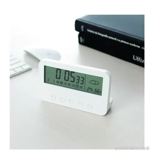 Relógio de mesa personalizado - Relógio digital com alarme. Produzido em plástico, o relógio possui um display LCD com exibição das horas, dias da semana, data, alarme, relógio de contagem progressiva e regressiva, temperatura, clima e umidade, parte frontal inferior com botões para ajustes, e parte traseira com compartimento para 2 pilhas AAA (não acompanha).