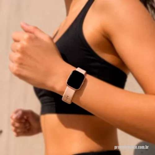 relogio digital personalizado - Smartwatch multifuncional Ankoo. Possui tela sensível ao toque de 1,83 polegada e grau de proteção IP68 contra poeira e contato leve com a água. Apresenta conexão Bluetooth 5.3, compatibilidade com Alexa e permite realizar e atender chamadas de voz. Conta com modos para o monitoramento de atividades físicas e funções como medição de batimentos cardíacos, respiração, sono e níveis de estresse, além de controle de reprodução de músicas e visualização de notificações de aplicativos do smartphone pareado. Dispões de pulseira ajustável em silicone e acompanha cabo magnético de 2 pinos para carregamento.