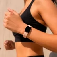 Smartwatch multifuncional Ankoo. Possui tela sensível ao toque de 1,83 polegada e grau de proteção IP68 contra poeira e contato leve com a água. Apresenta conexão Bluetooth 5.3, compatibilidade com Alexa e permite realizar e atender chamadas de voz. Conta com modos para o monitoramento de atividades físicas e funções como medição de batimentos cardíacos, respiração, sono e níveis de estresse, além de controle de reprodução de músicas e visualização de notificações de aplicativos do smartphone pareado. Dispões de pulseira ajustável em silicone e acompanha cabo magnético de 2 pinos para carregamento.
