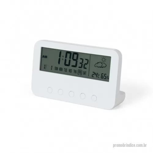 Relógio personalizado - Descrição: Relógio digital com alarme. Produzido em plástico, o relógio possui um display LCD com exibição das horas, dias da semana, data, alarme, relógio de contagem progressiva e regressiva, temperatura, clima e umidade, parte frontal inferior com botões para ajustes, e parte traseira com compartimento para 2 pilhas AAA (não acompanha). Acompanha manual de instruções em inglês  Altura :  8,2 cm  Largura :  13,5 cm  Medidas aproximadas para gravação (CxL):  2 cm x 10,1 cm  Peso aproximado (g):  136