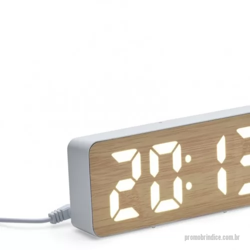 Relógio personalizado - Este relógio despertador de bambu e plástico com painel de LED faz a elegante união entre tecnologia aplicada ao design requintado tornar-se realidade em um único aparelho. Através dele é possível visualizar a hora certa e outras informações, como data e temperatura ambiente. Apresenta opção de programação de alarme, oferecendo a possibilidade de ajustar a frequência sonora e dos dias de acionamento, tornando-o um excelente aliado para planejar uma rotina. Também é possível selecionar, em até 3 níveis diferentes, a luminosidade das informações do display. Além disso, o relógio despertador pode ser ligado através de 1 pilha AAA (não acompanham o produto) ou via cabo USB DC de 5V que acompanha o dispositivo.