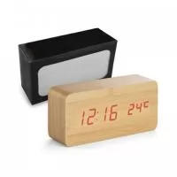 Relógio MDF personalizado de mesa. Com calendário, alarme e termômetro.   Incluso 4 pilhas AAA, 1 pilha CR2032 e cabo USB. Incluso caixa/embalagem.  Tamanho do produto: 150 x 70 x 44 mm | Caixa: 170 x 92 x 54 mm