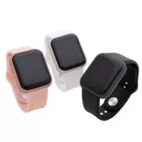Smartwatch D20 com display de 1.3 polegadas e resolução de 240x240, operante nos modos esporte, saúde e tecnologia. O relógio inteligente D20 irá auxiliar no monitoramento da sua saúde durante o dia a dia, através do seu sensor led ele realiza leituras da sua frequência cardíaca, pressão arterial, oxigenação sanguínea e através do app, irá monitorar a qualidade das suas horas de sono. Além da função pedômetro que realiza o cálculo de passos, quilometragem percorrida e calorias perdidas durante o processo, no modo esporte o relógio monitora o tempo das atividades e exibe as calorias perdidas em práticas como: corrida, abdominal e corda. No modo tecnologia, o relógio permite alterar o tema entre dois modelos pré-definidos. O relógio D20 contém as funções de alerta de mensagens, exibição de chamada telefônica, ajuste de vibração, foto remota, localizador de celular e através de configurações no app, permite a programação de: alarmes, ligar o display ao virar o pulso para si mesmo, lembret