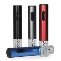 Descrição: Saca-rolhas elétrico com LED e cortador de lacre. Parte superior em alumínio e parte inferior acrílica, possui compartimento superior com tampa para 4 pilhas AA (não acompanha pilhas), painel com iluminação LED e botões para extração e remoção de rolhas. No modo extração a área acrílica é iluminada pelo LED. Acompanha cortador de lacre. OBS.: Não afundar o produto na água ou qualquer outro tipo de líquido.  Altura :  25,2 cm  Largura :  4,8 cm  Circunferência :  14,2 cm  Medidas aproximadas para gravação (CxL):  9 cm x 3 cm – Cortador 1,2 cm x 3,5 cm  Peso aproximado (g):  287