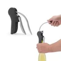 Saca-rolhas em ABS e zinco, com acabamentos em borracha. Devido à sua alavanca automática permite-lhe remover com facilidade e em poucos movimentos qualquer rolha de garrafa