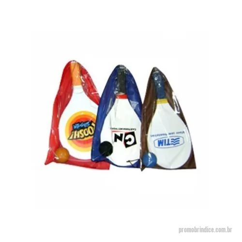 Sacochila personalizada - Embalagem para Kit Frescobol Tipo Mochila / Sacochila produzida em TNT disponível em cores em uma das faces e a outra face em PVC cristal 0,15 por onde aparece o logo estampado na raquete, fechamento por duplo cadarço tipo forca, sem logotipo, acabamento em costura overloque e medindo: 27,0 cm. lar. X 45,0 cm. alt.